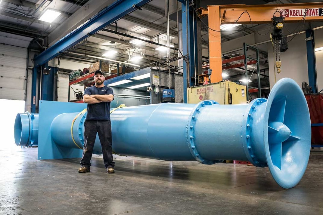 crane_employee_next_to_vertical_turbine
