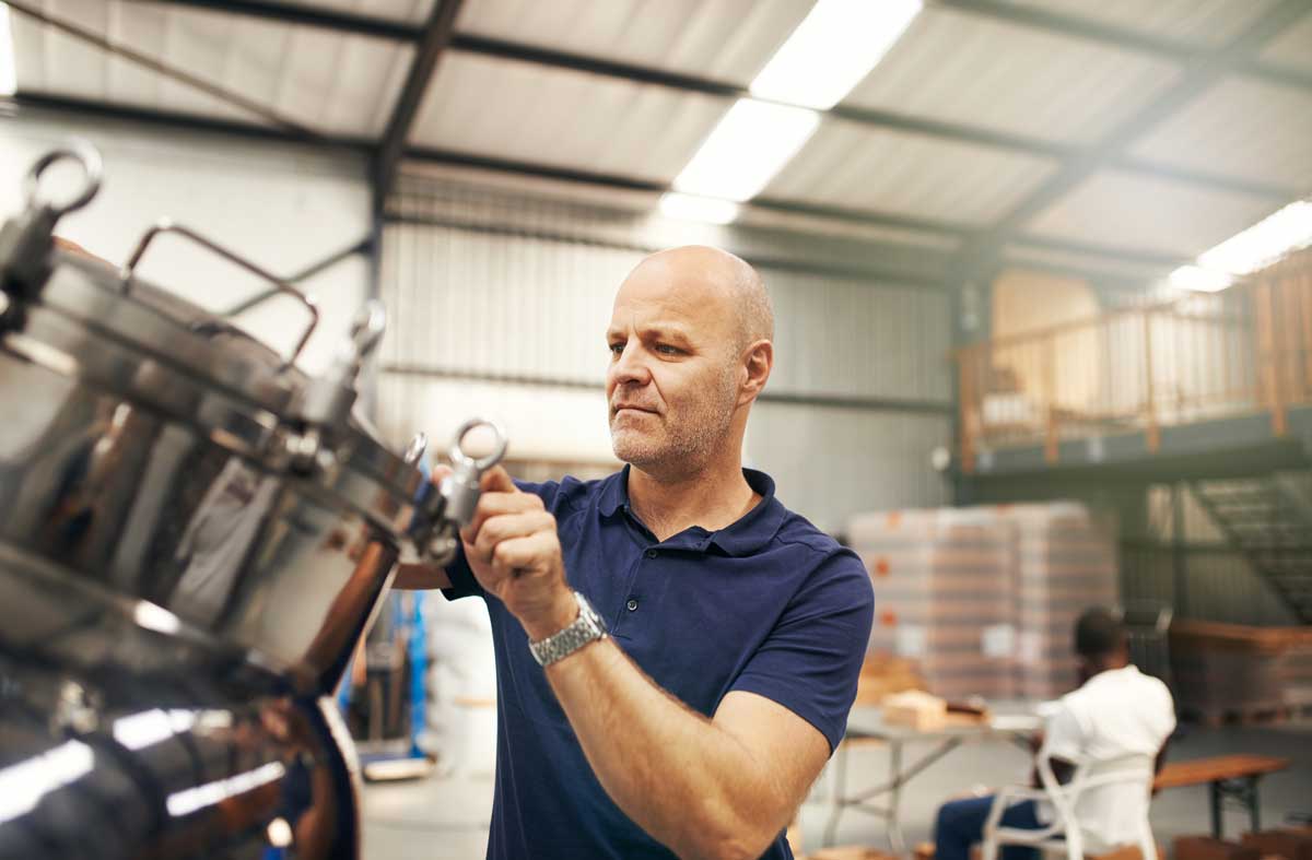 employee_looking_at_tank